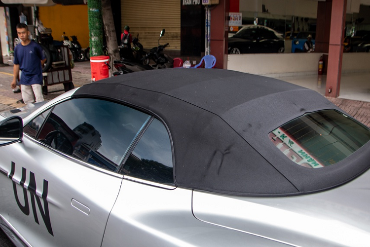 Phần mui vải trên Vanquish Volante chỉ mất 14 giây để đóng hoặc mở ở tốc độ dưới 50 km/h. So với biến thể mui cứng có phần mui làm bằng sợi carbon, biến thể mui trần được thay bằng mui mềm với vật liệu gồm da, mái vải ba lớp và khung bằng sợi carbon. 