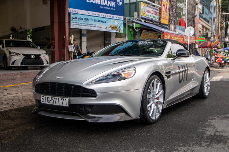 Hộp số là loại bán tự động 6 cấp, đi kèm hệ dẫn động cầu sau. Xe có khả năng tăng tốc 0-100 km/h trong 3,6 giây, trước khi đạt tốc độ tối đa 324 km/h. 