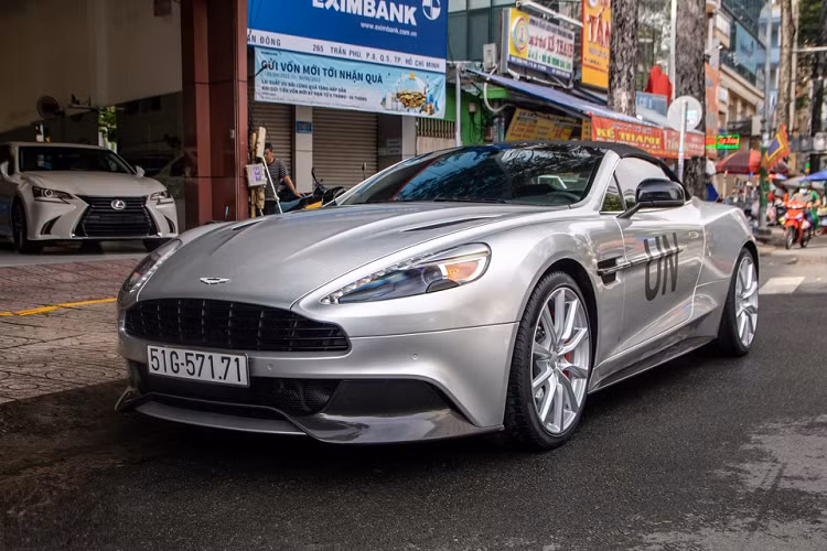 Hộp số là loại bán tự động 6 cấp, đi kèm hệ dẫn động cầu sau. Xe có khả năng tăng tốc 0-100 km/h trong 3,6 giây, trước khi đạt tốc độ tối đa 324 km/h. 