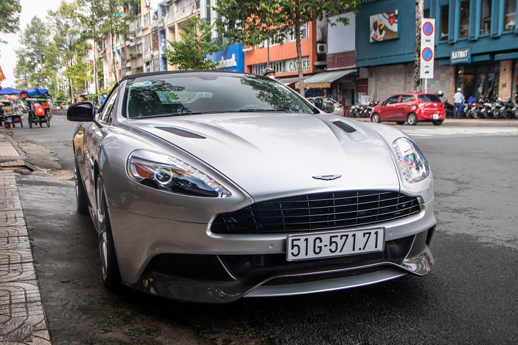 Đây là chiếc Aston Martin Vanquish mui trần độc nhất Việt Nam của ông Đặng Lê Nguyên Vũ. Nguyên bản xe có màu đen, nhưng hiện đã được chuyển thành màu xám bằng phương pháp dán decal. Tại Việt Nam còn ghi nhận sự xuất hiện của 4 chiếc Vanquish biến thể mui cứng, trong đó một chiếc thuộc đời 2001 và 3 chiếc còn lại thuộc đời 2012. 