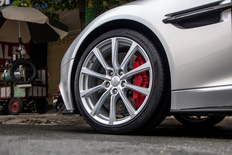 Bộ mâm là loại 10 chấu đơn làm từ hợp kim, đường kính 20 inch phía trước và 21 inch phía sau, kết hợp với lốp thể thao Pirelli. Để kìm hãm cỗ máy mạnh 568 mã lực, hãng xe Anh quốc trang bị cho Vanquish hệ thống phanh hiệu suất cao đường kính 15,7 inch phía trước và 14,2 inch phía sau. 