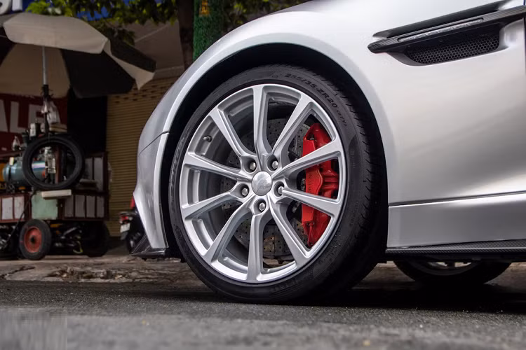 Bộ mâm là loại 10 chấu đơn làm từ hợp kim, đường kính 20 inch phía trước và 21 inch phía sau, kết hợp với lốp thể thao Pirelli. Để kìm hãm cỗ máy mạnh 568 mã lực, hãng xe Anh quốc trang bị cho Vanquish hệ thống phanh hiệu suất cao đường kính 15,7 inch phía trước và 14,2 inch phía sau. 