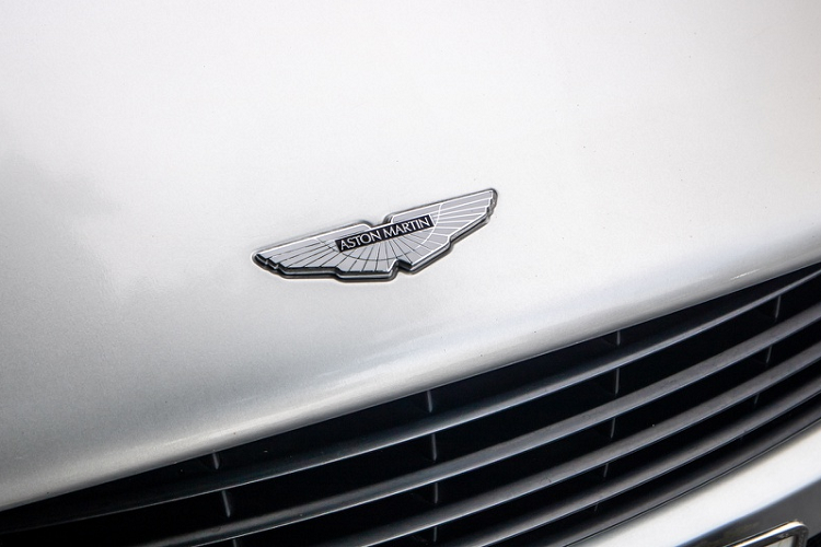 Hốc bánh xe cơ bắp vẫn là nét thiết kế mang tính di sản của những mẫu xe từ Aston Martin. Chiều dài cơ sở cũng ngắn hơn trước nhằm đảm bảo cân bằng trước/sau. Toàn thân xe được làm bằng sợi carbon để giảm trọng lượng và tăng độ linh hoạt. 