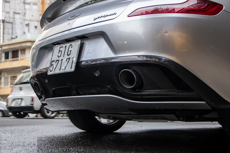 Nhiều chi tiết trên xe được làm bằng sợi carbon như giá đỡ gương, cánh chia gió bên hông, ốp sườn, khuếch tán sau… Vanquish là siêu xe có thiết kế nội thất rộng rãi, có thể chạy đường dài nhờ nệm dày, nội thất gồm 2 2 chỗ ngồi, tương tự Porche 911. 