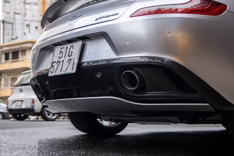 Nhiều chi tiết trên xe được làm bằng sợi carbon như giá đỡ gương, cánh chia gió bên hông, ốp sườn, khuếch tán sau… Vanquish là siêu xe có thiết kế nội thất rộng rãi, có thể chạy đường dài nhờ nệm dày, nội thất gồm 2 2 chỗ ngồi, tương tự Porche 911. 