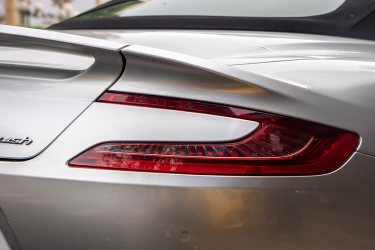 Cản trước được thiết kế với cánh gió mũi cách điệu nhằm hướng luồng gió ép xuống dưới và tản ra hai bên, giảm lực cản. Ngôn ngữ thiết kế trên Aston Martin Vanquish đời 2015 được chia sẻ nhiều từ mẫu hypercar One 77. Điểm dễ nhận thấy nhất là cánh gió liền thân và dải đèn LED chiếu sáng phía sau. 