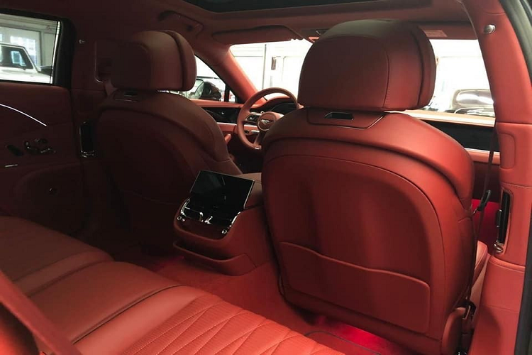 Chưa dừng lại đó, mở cửa bước vào bên trong khoang lái xe siêu sang Bentley Flying Spur V8 này sẽ thấy nội thất được bọc da màu đỏ rất "sexy" cùng các chi tiết ốp gỗ đắt tiền, xe thuộc phiên bản 5 chỗ ngồi cùng nhiều chi tiết cũng như công nghệ được nâng cấp mới.