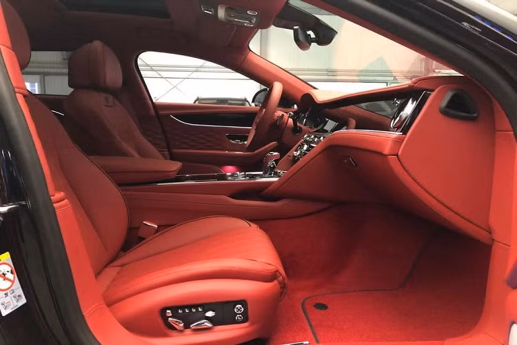 Ngoại thất chiếc xe siêu sang Bentley Flying Spur V8 sắp về Việt Nam sẽ có màu sơn đen cùng gói trang bị Blackline Specification với các chi tiết vốn được mạ crôm quen thuộc nay được sơn đen như lưới tản nhiệt, viền cửa, viền đèn hậu, thanh ốp hay cả la-zăng của xe.