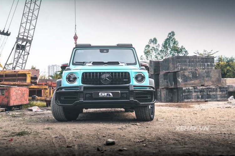 Ngoài bộ cánh mới, ngoại thất của chiếc xe này còn gây ấn tượng nhờ các chi tiết trang trí từ sợi carbon từ hãng độ Brabus lừng danh, bao gồm nắp capo, ốp gương chiếu hậu, tay nắm cửa, ốp cặp đèn trợ sáng trên nóc xe...