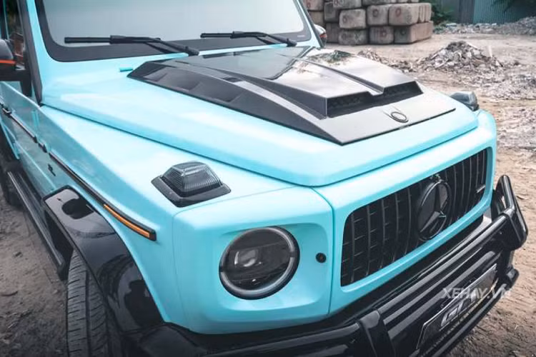 Đến cả nắp lốp xe dự phòng của Mercedes-AMG G63 độ Brabus cũng được làm bằng sợi carbon siêu nhẹ. Xe được trang bị bộ mâm 22 inch sơn đen mờ hầm hố, đi kèm bộ lốp Pirelli cùng cùm phanh màu đỏ thể thao.