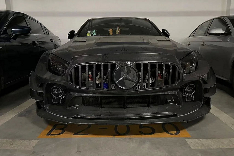 Ngoài ra, chiếc sedan cực ngầu này phải cần tới hai bộ khe thoát gió: một nằm trên vè bánh trước - tương tự như đàn anh AMG GT R và một nằm trên hông bánh sau tương tự như những chiếc xe đua Honda Civic Type R. Đáng chú ý, các bản độ widebody thường thấy chỉ tái thiết kế các hốc lốp và babole hai bên giúp tăng chiều rộng thân xe. Còn chiếc C-Class này thậm chí được chăm chút cả 4 cánh cửa. 