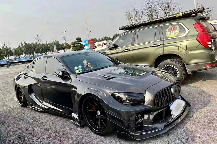 Chưa rõ bên dưới nắp ca-pô chiếc C-Class "cực chiến" này là khối động cơ 4 xi lanh hay một trái tim V8 đậm chất thể thao. Nhưng chỉ cần nhìn vào các chi tiết khí động học tản nhiệt động cơ, cũng có thể thấy mức độ "khủng" của chiếc xe.