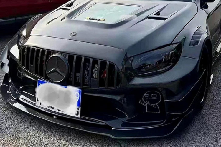 Tấm cản gầm trước rộng hai tầng, với các nan chia gió cỡ lớn và hốc tản nhiệt rộng. Đây là phong cách thiết kế không thể lẫn đi đâu được của mẫu xe thể thao nức tiếng AMG GT R. Hai bên sườn cản trước được bổ sung các cánh gió kép, đem lại phần ngoại hình bảnh bao không thua kém các mẫu phi cơ chiến đấu. Trong khi đó, lưới tản nhiệt của xe được sơn đen toàn bộ theo kiểu Panamericana tạo hình phía trước "siêu chiến".