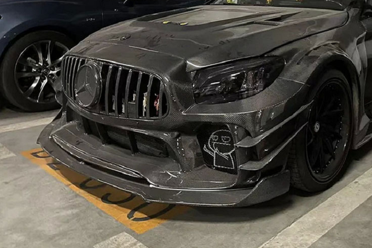 Bằng chứng là ngoài nắp bình xăng thụt vào khá sâu do vè bánh sau đã được gò rộng ra, thì ngay cả 4 tay nắm cửa cũng chìm vào khá sâu, chứng tỏ 4 cửa ra vào của xe đã được độ lại kiểu dáng và cho thấy mức độ hoàn thiện chỉn chu của chiếc C-Class. Và không thể không kể tới cánh gió cực lớn được gắn phía sau xe, giúp gia tăng tính khí động học khi vận hành ở tốc độ cao. Hay như sự hiện diện của các figure (tượng) nhân vật hoạt hình Nhật Bản được gắn dày đặc phía sau lưới tản nhiệt cũng như trên bảng táp-lô đủ cho thấy chủ xe chắc chắn phải là một Wibu (người phương Tây cuồng văn hoá Nhật) trẻ tuổi.