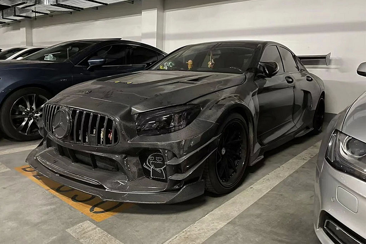 Nắp capo xe Mercedes-Benz C-Class độ khủng này cũng là một chi tiết "ăn điểm" với 3 lỗ khoét lớn, được độ lại dành cho các hốc gió hiệu suất cao. Đặc biệt, nắp capo đã được chủ nhân cố tình thiết kế một ô kính trong suốt, để khoe toàn bộ "lòng mề" chất ngất bên trong khoang máy. 