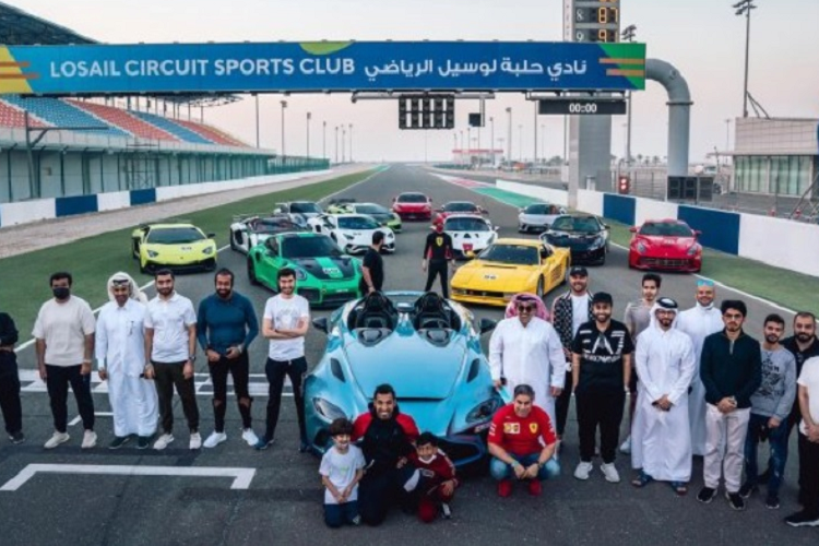 Trong hình là 1 chiếc Ferrari, 2 chiếc McLaren P1 cùng một chiếc Lamborghini Aventador của câu lạc bộ trên bên ngoài Bảo tàng Quốc gia Qatar. Hội nhóm siêu xe Qatar thường xuyên tổ chức họp mặt tại đường đua để đua xe, nâng cao kỹ năng lái và trao đổi kinh nghiệm.