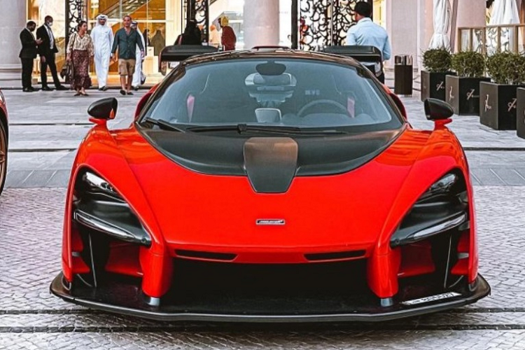 Một chiếc McLaren Senna của thành viên câu lạc bộ. Ra mắt cuối năm 2017, McLaren Senna thuộc dòng Ultimate Series và là mẫu xe kế nhiệm huyền thoại P1. Dựa trên nền tảng của 720S, Senna được phát triển để trở thành mẫu xe tốt nhất trên đường phố và cả đường đua. Trên thế giới chỉ sản xuất giới hạn 500 chiếc.