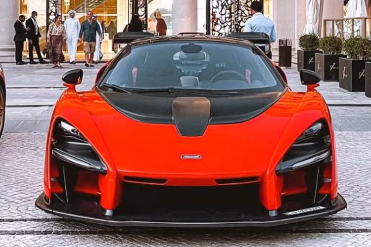 Một chiếc McLaren Senna của thành viên câu lạc bộ. Ra mắt cuối năm 2017, McLaren Senna thuộc dòng Ultimate Series và là mẫu xe kế nhiệm huyền thoại P1. Dựa trên nền tảng của 720S, Senna được phát triển để trở thành mẫu xe tốt nhất trên đường phố và cả đường đua. Trên thế giới chỉ sản xuất giới hạn 500 chiếc.