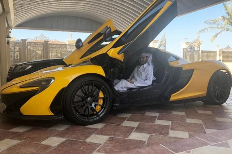Tấm hình trong bài viết này chụp lúcMohammed Al Kubais đang ngồi trong chiếc McLaren P1 triệu USD của mình. Vị triệu phú trẻ tuổi từng chia sẻ anh là một fan cuồng của siêu xe.