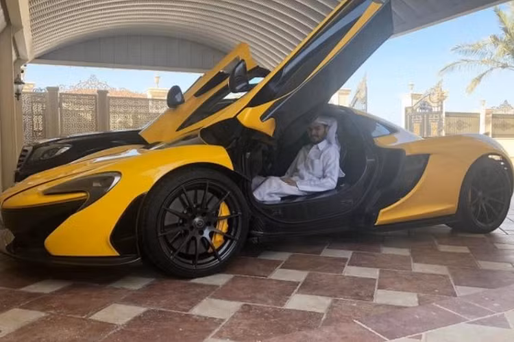 Tấm hình trong bài viết này chụp lúcMohammed Al Kubais đang ngồi trong chiếc McLaren P1 triệu USD của mình. Vị triệu phú trẻ tuổi từng chia sẻ anh là một fan cuồng của siêu xe.