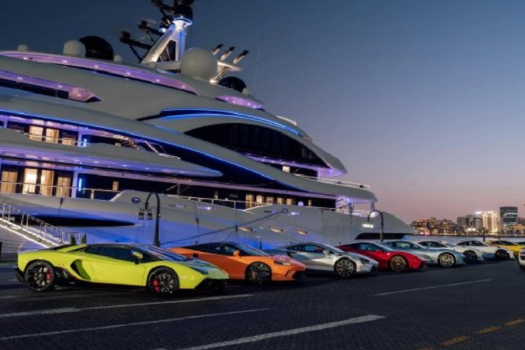 Không khó để bắt gặp đội hình toàn xế khủng như Ferrari F12tdf, Ferrari LaFerrari và Bugatti Veyron trên đường phố Qatar. Không chỉ ở Qatar, Mohammed cùng các thành viên câu lạc bộ còn chi chục ngàn USD để mang xế cưng đi du lịch khắp nơi trên thế giới.