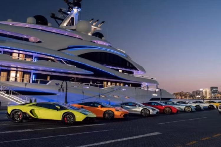 Không khó để bắt gặp đội hình toàn xế khủng như Ferrari F12tdf, Ferrari LaFerrari và Bugatti Veyron trên đường phố Qatar. Không chỉ ở Qatar, Mohammed cùng các thành viên câu lạc bộ còn chi chục ngàn USD để mang xế cưng đi du lịch khắp nơi trên thế giới.