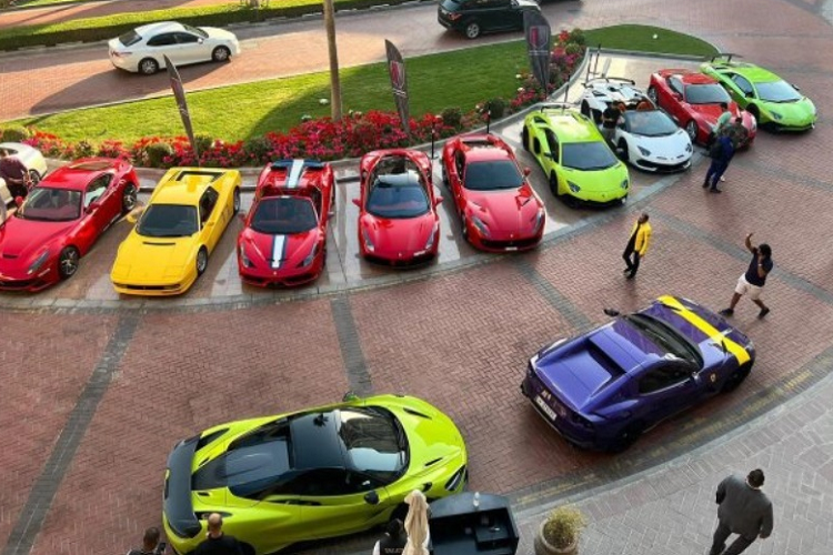 Hơn nữa, các hội nhóm siêu xe cũng giúp giới nhà giàu gặp gỡ nhau, tạo mối quan hệ và hợp tác làm ăn. Trong ảnh là các thành viên của câu lạc bộ cùng xe tại "Đảo Ngọc Trai" - Pearl Island nổi tiếng tại Doha, Qatar. Dàn siêu xe của các “rich kid” trong câu lạc bộ khoe dáng bên cạnh một du thuyền ở cảng quốc tế Hamad.