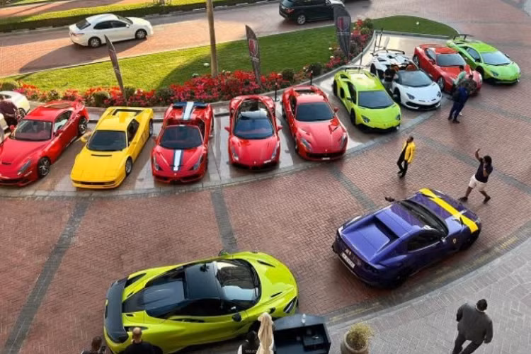 Hơn nữa, các hội nhóm siêu xe cũng giúp giới nhà giàu gặp gỡ nhau, tạo mối quan hệ và hợp tác làm ăn. Trong ảnh là các thành viên của câu lạc bộ cùng xe tại "Đảo Ngọc Trai" - Pearl Island nổi tiếng tại Doha, Qatar. Dàn siêu xe của các “rich kid” trong câu lạc bộ khoe dáng bên cạnh một du thuyền ở cảng quốc tế Hamad.