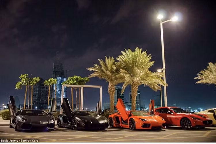 Sự giàu có, thịnh vượng này chủ yếu nhờ vào trữ lượng dầu mỏ khổng lồ. Có kinh tế phát triển, vậy nên không khó hiểu khi siêu xe đắt tiền chẳng phải thứ quá xa lạ ở Qatar.