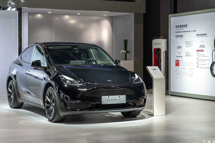 Tesla cat bo thiet bi o thuoc lai, hang chuc nghin xe anh huong