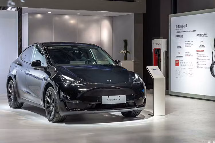 Tesla cat bo thiet bi o thuoc lai, hang chuc nghin xe anh huong