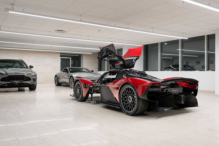 Những chi tiết khác ở ngoại thất của siêu phẩm Aston Martin Valkyrie này gồm; bộ khuếch tán sau, mui xe và ốp bảo vệ động cơ... Siêu xe nước Anh “cưỡi” trên bộ mâm thiết kế đẹp mắt hai tông màu bạc và đen.