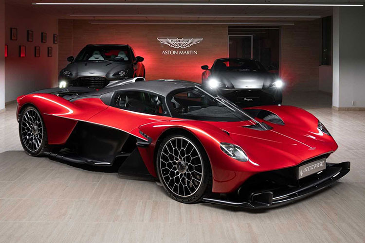 Hãng xe Aston Martin vẫn chưa tiết lộ mức giá xe Aston Martin Valkyrie Spider mới chính thức. Trong khi đó, phiên bản coupe đã có mức giá khởi điểm lên đến 3.207.432 USD.