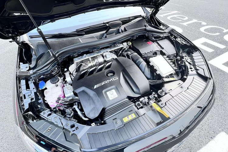 Là một mẫu xe mang trong mình “dòng máu” AMG, GLA 45 S 4MATIC+ sở hữu khối động cơ I4, dung tích 2.0 lít tăng áp kép, sản sinh công suất cực đại 421 mã lực tại tua máy 6.750 vòng/phút và mô-men xoắn cực đại 500 Nm tại 5000-5250 vòng/phút, kết hợp với hệ dẫn động 4 bánh 4MATIC+ và hộp số ly hợp kép AMG SPEEDSHIFT DCT 8 cấp.