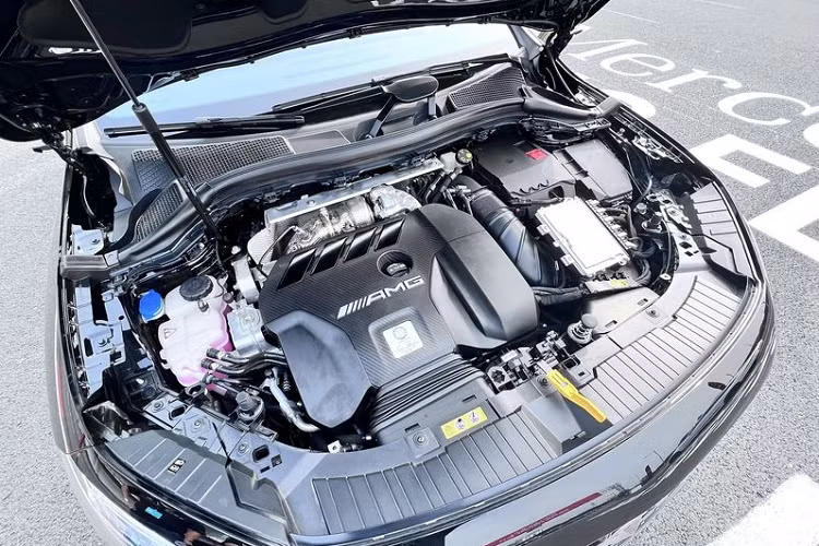 Là một mẫu xe mang trong mình “dòng máu” AMG, GLA 45 S 4MATIC+ sở hữu khối động cơ I4, dung tích 2.0 lít tăng áp kép, sản sinh công suất cực đại 421 mã lực tại tua máy 6.750 vòng/phút và mô-men xoắn cực đại 500 Nm tại 5000-5250 vòng/phút, kết hợp với hệ dẫn động 4 bánh 4MATIC+ và hộp số ly hợp kép AMG SPEEDSHIFT DCT 8 cấp.