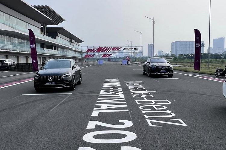 Được mệnh danh là chiếc xe SUV có động cơ 2.0L mạnh nhất thế giới, tại thị trường Việt Nam, giá xe Mercedes-AMG GLA 45 S 4Matic+ có mức bán ra chính hãng khoảng 3,43 tỷ đồng.