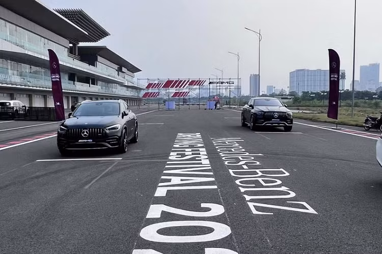 Được mệnh danh là chiếc xe SUV có động cơ 2.0L mạnh nhất thế giới, tại thị trường Việt Nam, giá xe Mercedes-AMG GLA 45 S 4Matic+ có mức bán ra chính hãng khoảng 3,43 tỷ đồng.