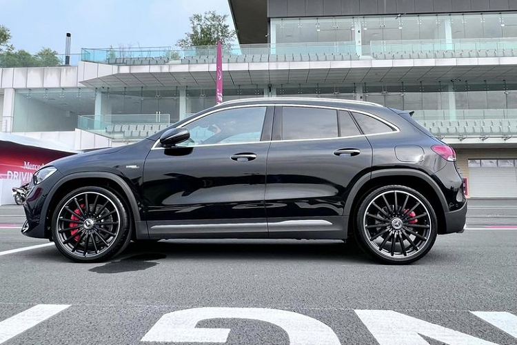 Về ngoại thất, ngoài việc có bodykit AMG mang đậm chất xe đua đường phố, mẫu SUV mới này còn sở hữu những đường nét thanh thoát và ngày càng thể thao hơn. Số đo 3 vòng của GLA 45 S 4MATIC+ lần lượt là 4436 x 1828 x 1585 mm.