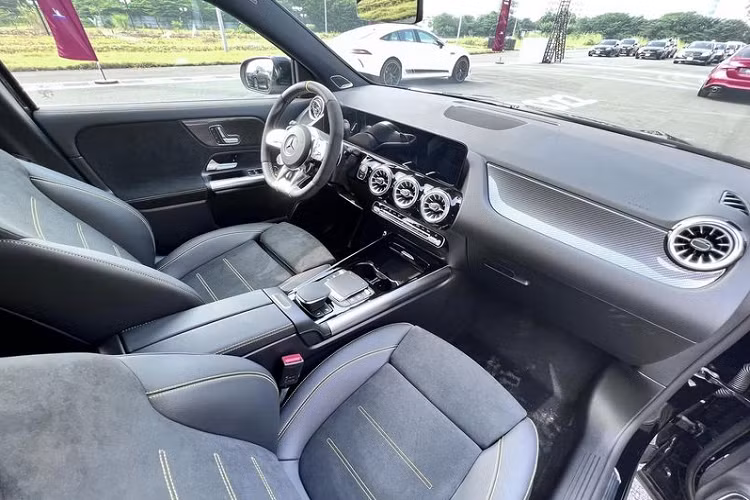 Về nội thất, các chi tiết thể thao, khỏe khoắn, tỉ mỉ được thể hiện qua những đường viền đỏ trên vô-lăng và ghế ngồi cũng như đai an toàn.