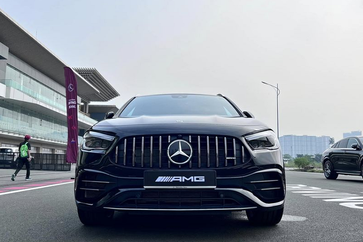 Nhìn trực diện, "con cưng" GLA 45 S 4Matic+ 2023 nhà Mercedes AMG sở hữu bộ lưới tản nhiệt Panamericana gồm 15 nan mạ crom sáng bóng vốn chỉ xuất hiện trên các mẫu AMG hiệu suất cao của “Mẹc”.