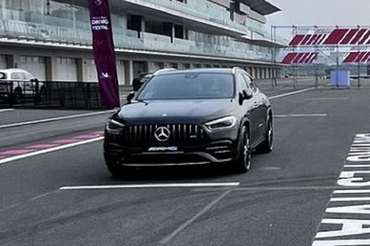 Mẫu xe SUV Mercedes-AMG GLA 45 S 4Matic+ 2023 mới này cũng là phiên bản hiệu năng cao nhất trong bộ 3 phiên bản AMG cho dòng GLA, bao gồm cả GLA 35 4MATIC và GLA 45 4MATIC+.