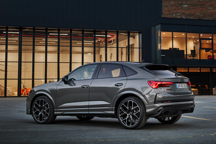 So với phiên bản RS Q3, mẫu xe SUV Audi RS Q3 Edition 10 Years đặc biệt sở hữu ngoại hình đậm chất thể thao hơn, do sự kết hợp giữa màu sơn độc đáo và các chi tiết năng động. Khách hàng có thể chọn giữa màu sơn xám ánh kim Chronos Gray độc quyền của bản đặc biệt này, hoặc màu sơn bạc Dew Silver vốn cũng từng xuất hiện trên các mẫu RS Q3 trước đây.