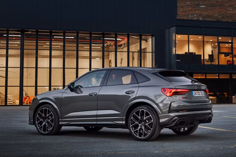 So với phiên bản RS Q3, mẫu xe SUV Audi RS Q3 Edition 10 Years đặc biệt sở hữu ngoại hình đậm chất thể thao hơn, do sự kết hợp giữa màu sơn độc đáo và các chi tiết năng động. Khách hàng có thể chọn giữa màu sơn xám ánh kim Chronos Gray độc quyền của bản đặc biệt này, hoặc màu sơn bạc Dew Silver vốn cũng từng xuất hiện trên các mẫu RS Q3 trước đây.