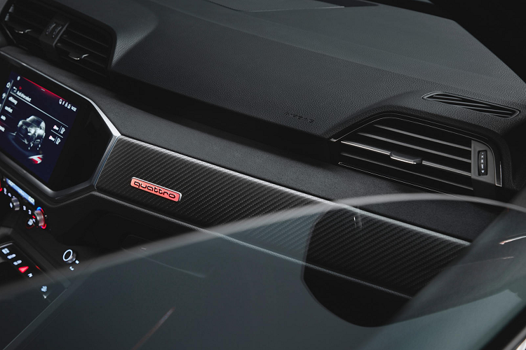 Audi RS Q3 Edition 10 Years vẫn được trang bị động cơ 5 xy-lanh tăng áp với dung tích 2.5L, có khả năng sản sinh lượng công suất tối đa 394 mã lực nhờ đạt mô-men xoắn cực đại 480 Nm.