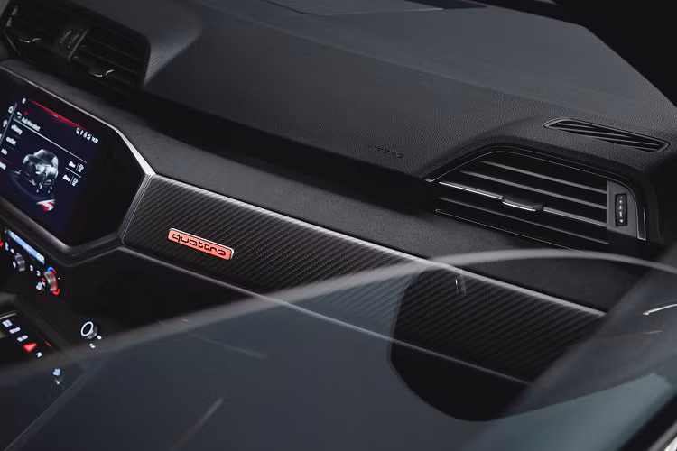 Audi RS Q3 Edition 10 Years vẫn được trang bị động cơ 5 xy-lanh tăng áp với dung tích 2.5L, có khả năng sản sinh lượng công suất tối đa 394 mã lực nhờ đạt mô-men xoắn cực đại 480 Nm.