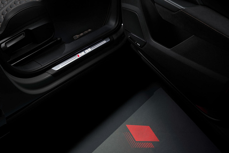 Bước vào bên trong khoang lái, xe sở hữu 2 ghế trước kiểu thể thao và được bọc carbon mờ phía sau lưng ghế . Toàn bộ bề mặt ghế và bảng táp lô đều được bọc da Dinamica màu đen, kết hợp các đường chỉ khâu màu đồng tương phản.