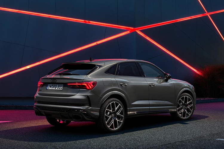 Nếu chọn mua riêng gói nâng cấp, giá sẽ bắt đầu từ mức 5.990 euro (khoảng 140 triệu đồng) và vẫn sẽ được tính là 1 trong số 555 xe giới hạn trên toàn thế giới. Con số này cũng sẽ là mức chênh lệch so với giá xe Audi RS Q3 2022 tại châu Âu (69.000 euro của xe tiêu chuẩn và 70.500 euro của bản Sportback) nếu mua xe trọn gói.