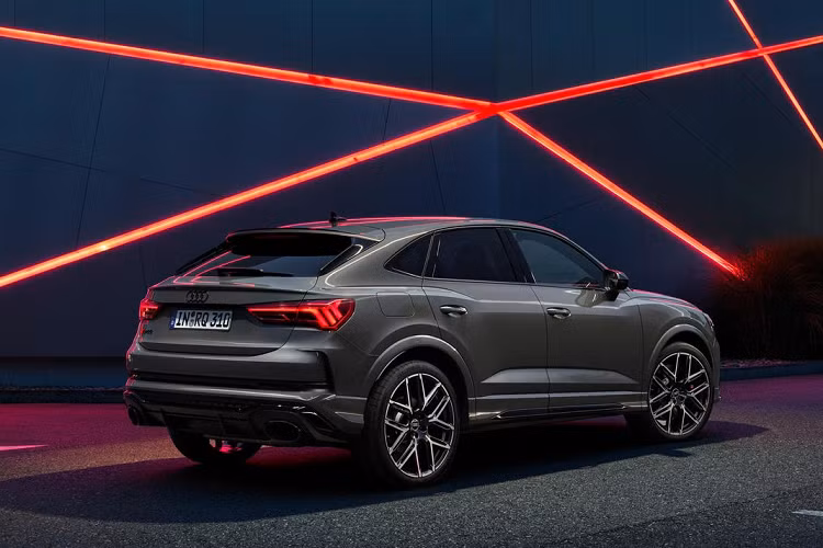 Nếu chọn mua riêng gói nâng cấp, giá sẽ bắt đầu từ mức 5.990 euro (khoảng 140 triệu đồng) và vẫn sẽ được tính là 1 trong số 555 xe giới hạn trên toàn thế giới. Con số này cũng sẽ là mức chênh lệch so với giá xe Audi RS Q3 2022 tại châu Âu (69.000 euro của xe tiêu chuẩn và 70.500 euro của bản Sportback) nếu mua xe trọn gói.