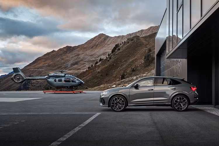 Kết hợp với hộp số S Tronic 7 cấp và hệ dẫn động 4 bánh quattro AWD, xe có thể tăng tốc từ 0-100 km/h trong vòng 4,5 giây trước khi chạm đến mức tốc độ tối đa 250 km/h được giới hạn điện tử.