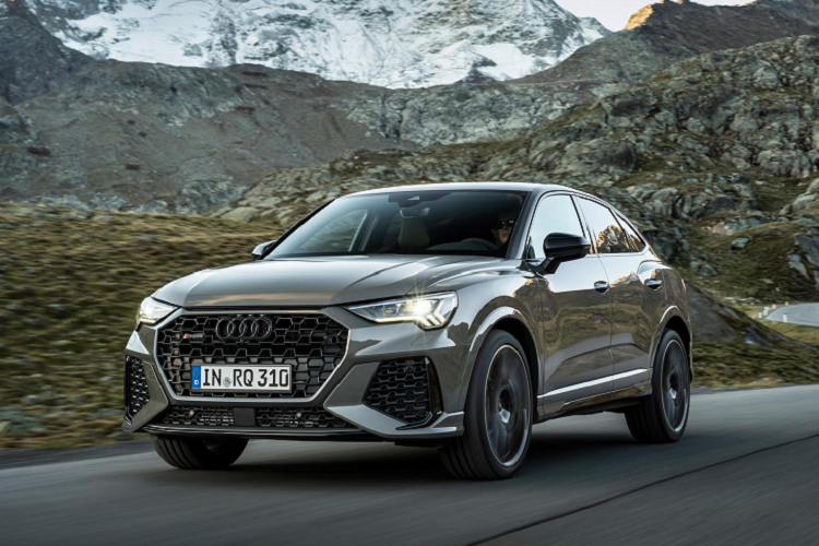 Các điểm nhấn khác ở ngoại thất có thể kể đến như đèn pha LED ma trận, phần mui, viền cửa sổ, cánh chia gió ở cản trước và bộ khuếch tán sau được sơn đen. Logo Audi ở lưới tản nhiệt phía trước và giữa cản sau cũng được sơn đồng màu. 